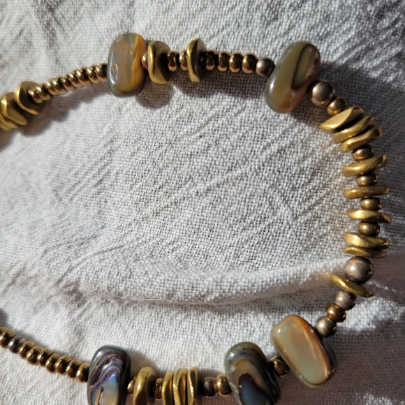 Slipada Shell Necklace - Picture 2 of 4